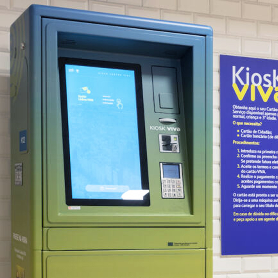 Metro de Lisboa recorre a quiosque de venda de bilhetes para emissão de Cartão VIVA em poucos minutos