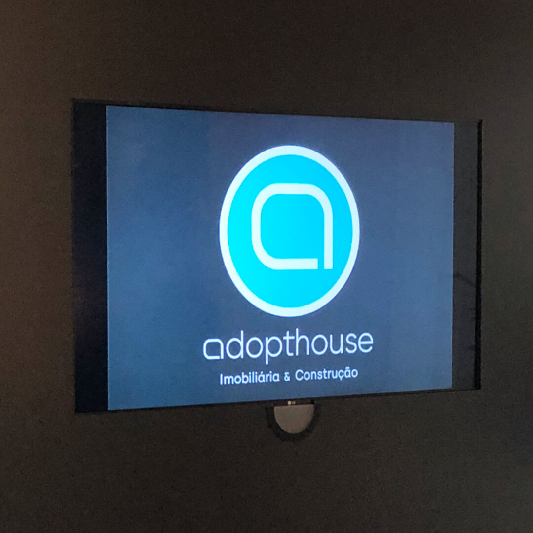 Adopthouse investe em Display LED da PARTTEAM & OEMKIOSKS para optimizar a comunicação