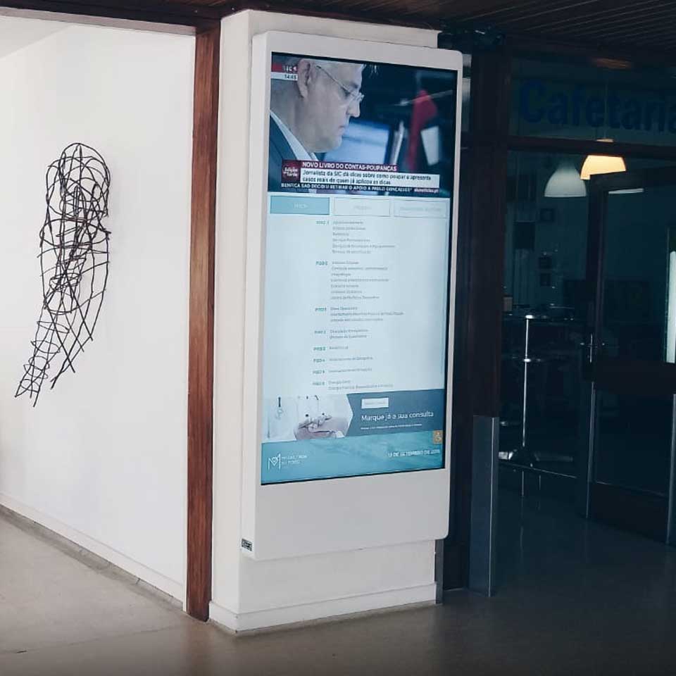 Mupi Digital MEDIAX personalizado para Hospital da Prelada