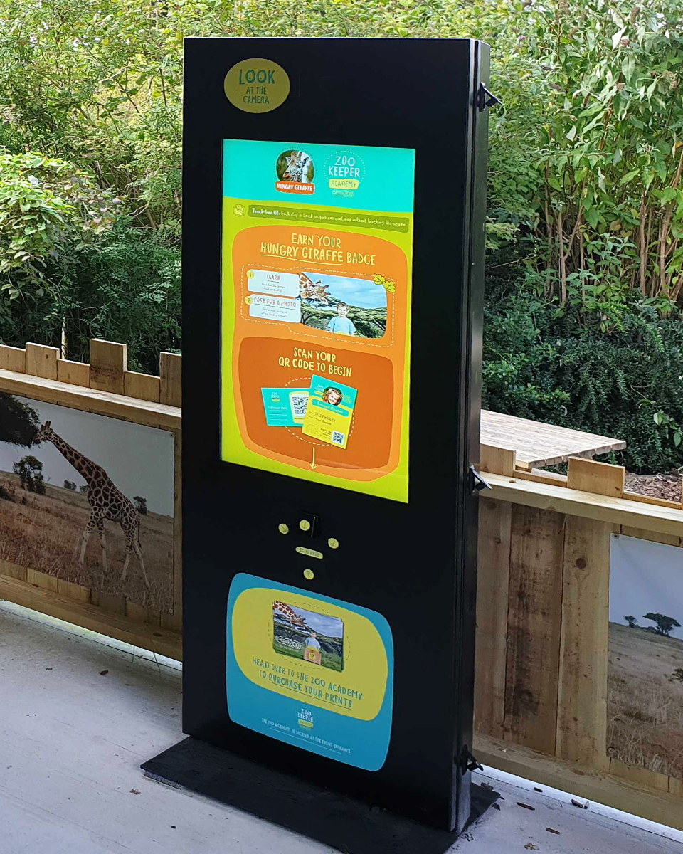 Zoo do Reino Unido convida a uma experiência dinâmica com Mupi Digital da PARTTEAM & OEMKIOSKS
