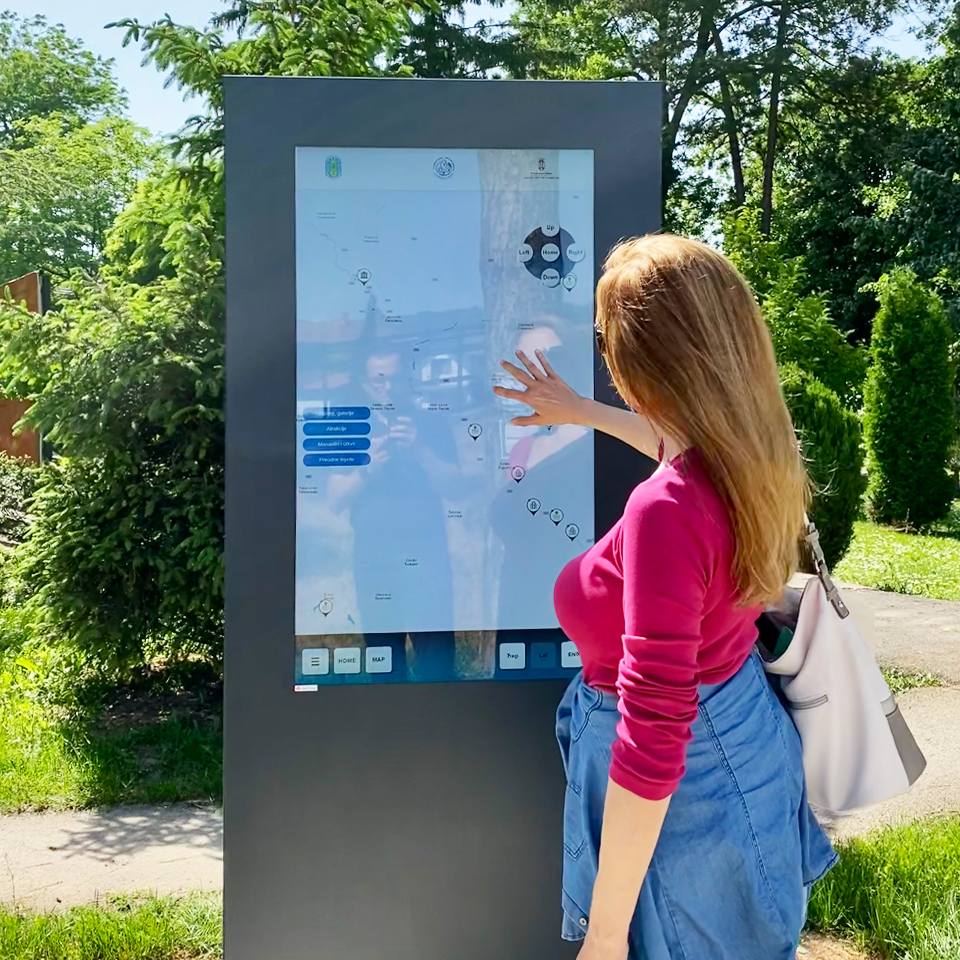 Mupi Digital PLASMV em Petrovac, na Sérvia, contribui para desenvolvimento das Smart Cities