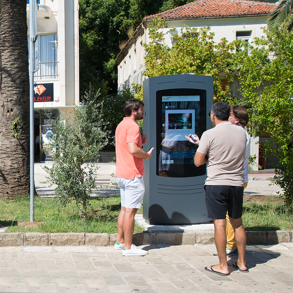 Mupi Digital NOMYU para outdoor promove turismo em Budva, Montenegro
