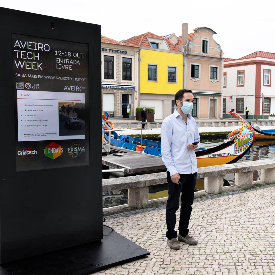 A tecnologia debate-se na Aveiro Tech Week, com a contribuição dos mupis digitais da PARTTEAM & OEMKIOSKS