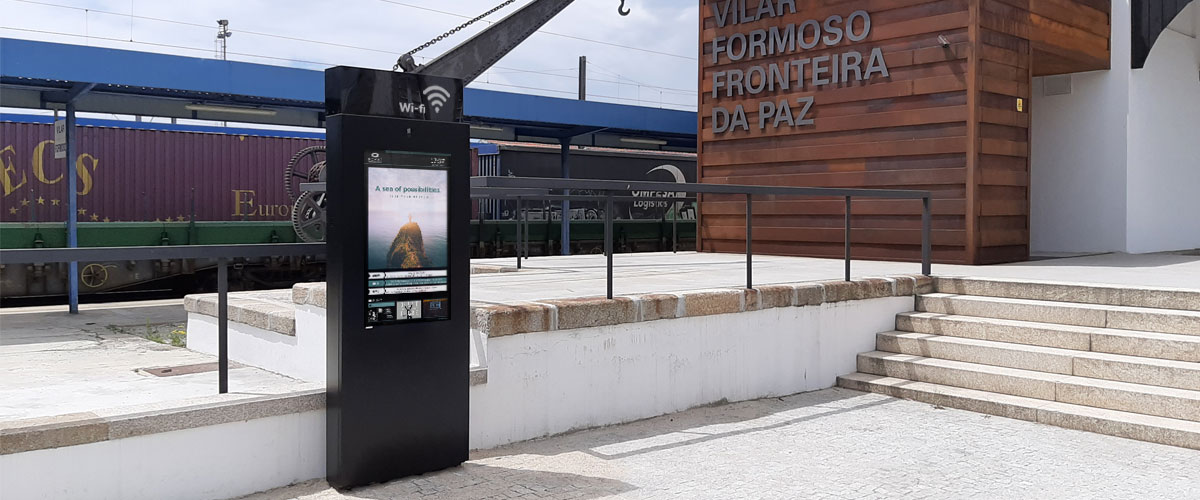 Vilar de Formoso instala mupi digital com Wi-Fi gratuito