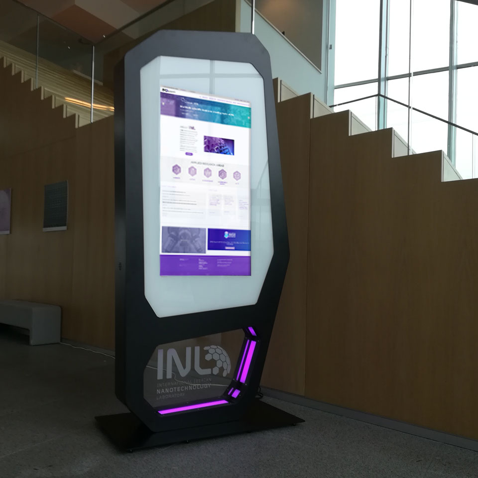 Mupi digital interactivo CRISALYS instalado no INL